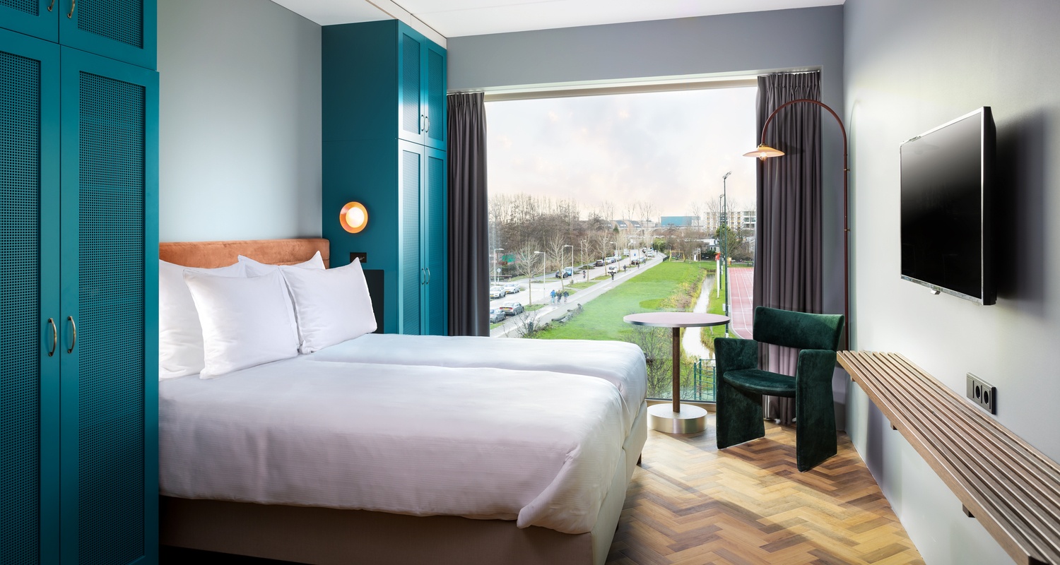 Stijlvolle familiekamer in Amsterdam met uitzicht over de stad